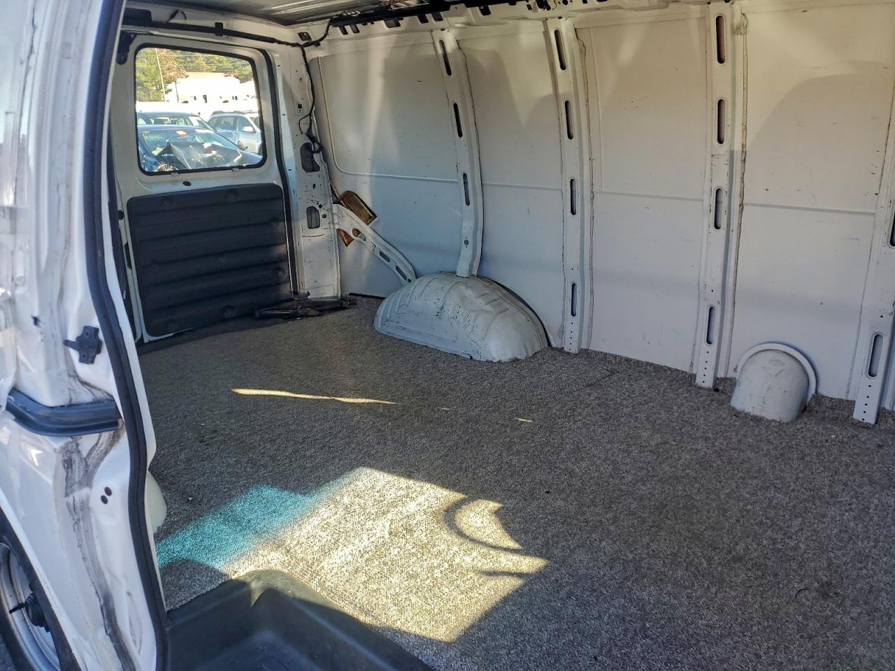 Chevrolet Express Image 9