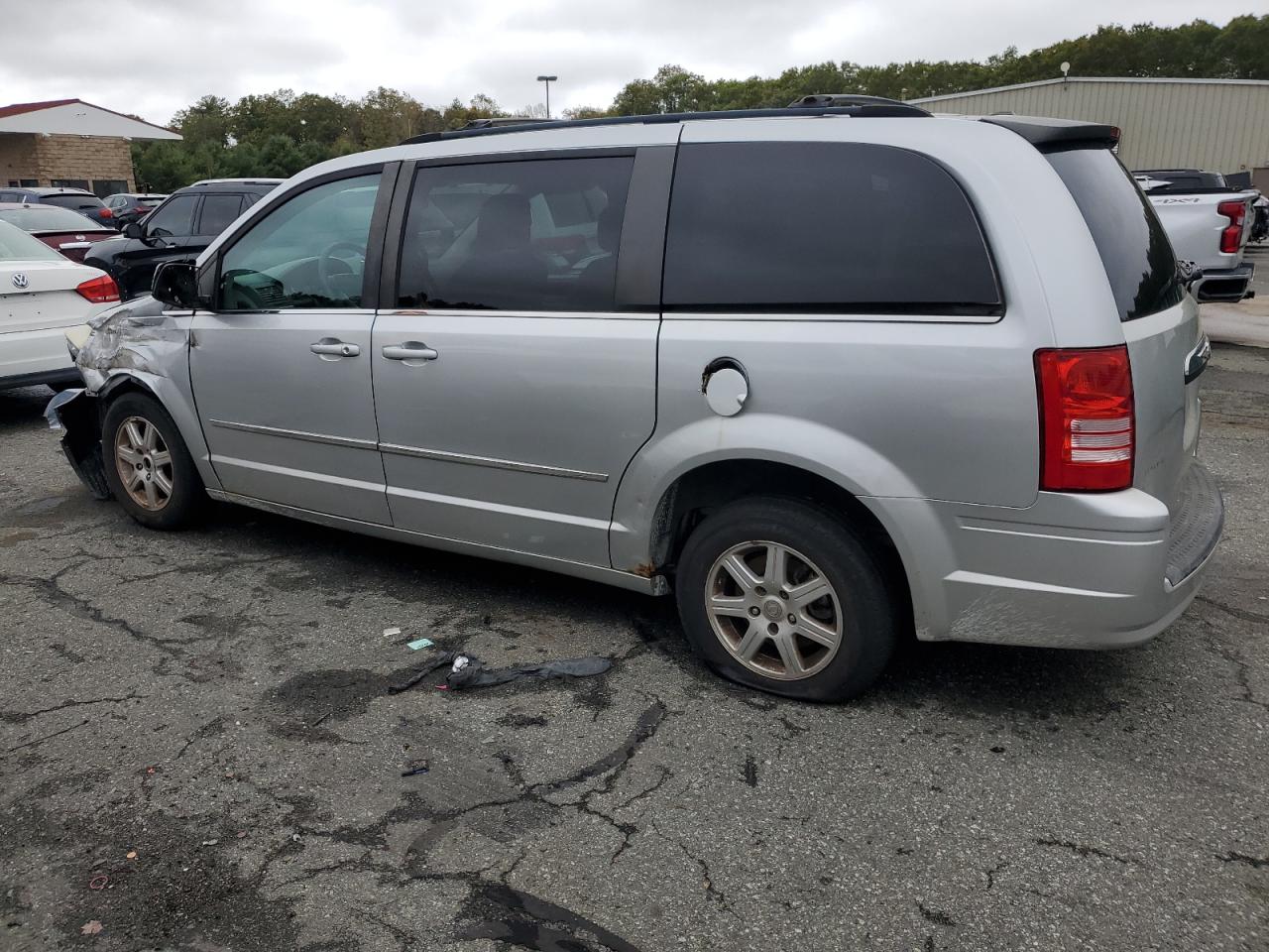Chrysler Minivan Touring Image 2