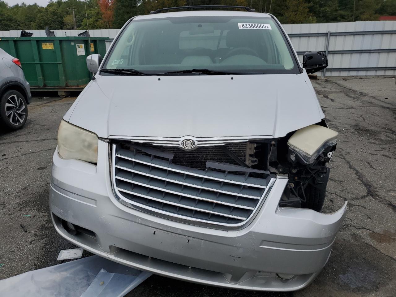 Chrysler Minivan Touring Image 4