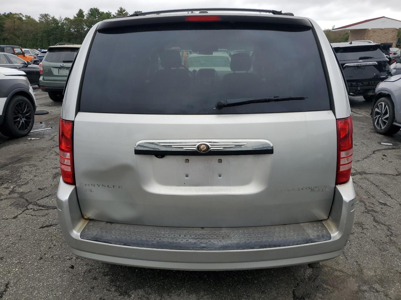 Chrysler Minivan Touring Image 3