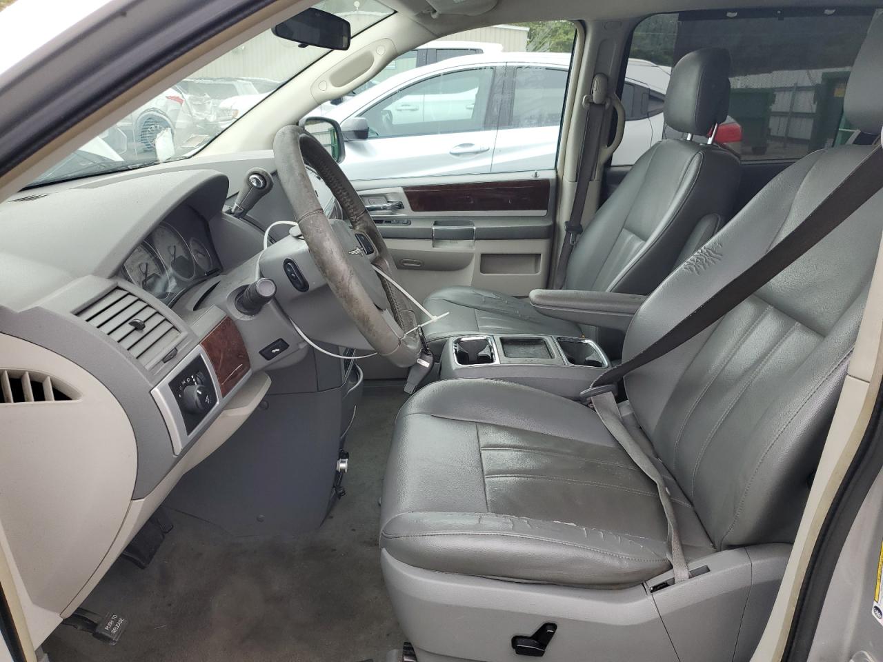 Chrysler Minivan Touring Image 7