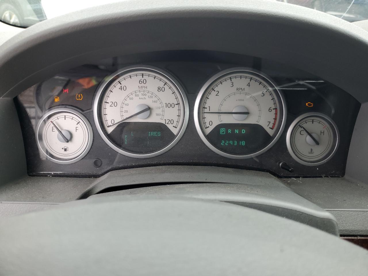 Chrysler Minivan Touring Image 13