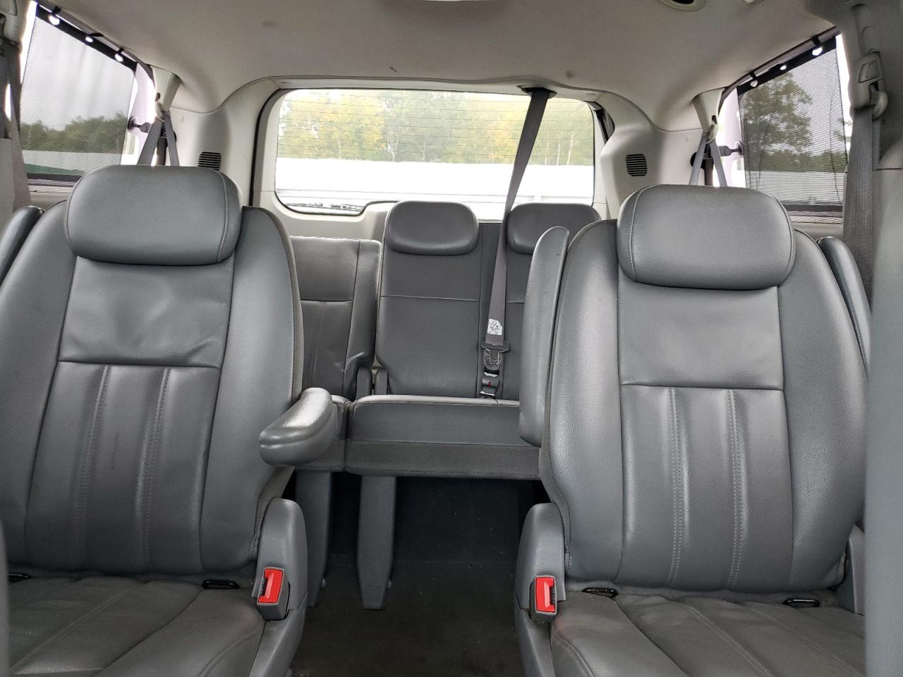 Chrysler Minivan Touring Image 6