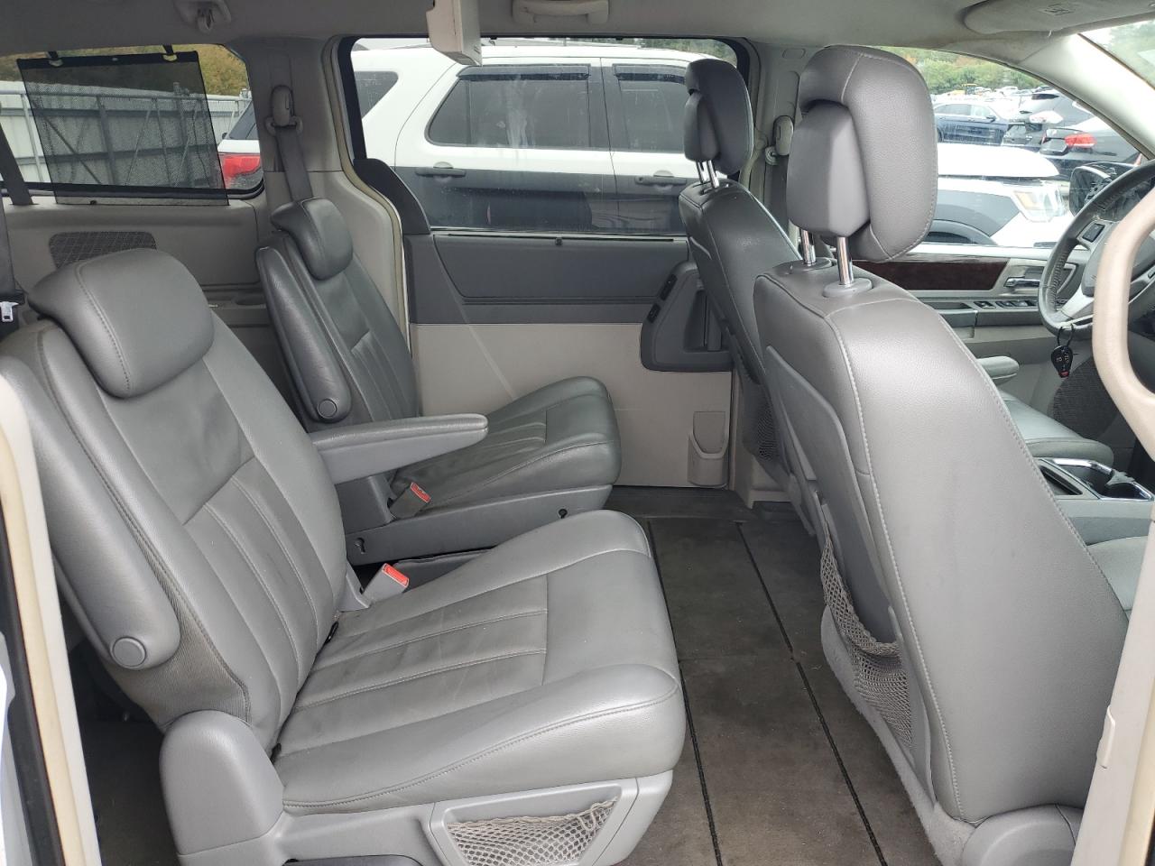 Chrysler Minivan Touring Image 9