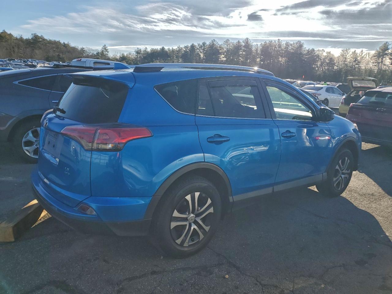 Toyota RAV4 Le Image 2