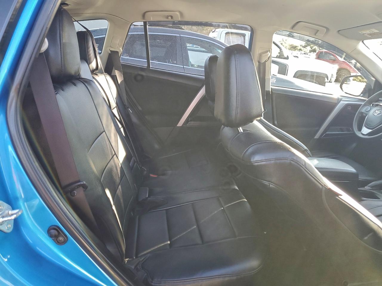 Toyota RAV4 Le Image 7