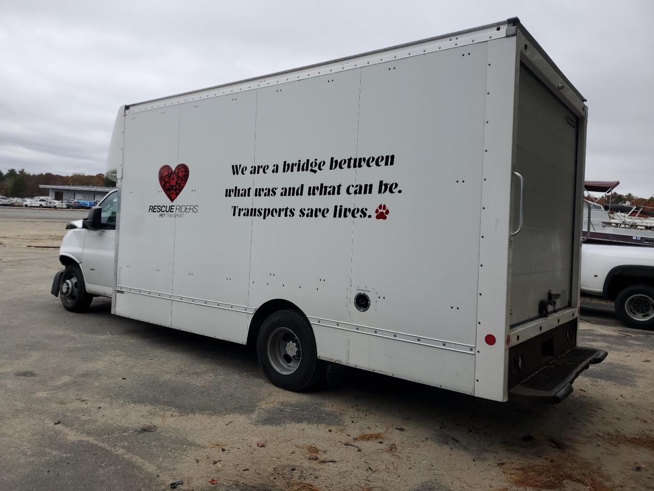 Chevrolet Express Image 2