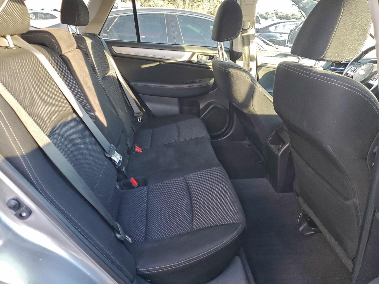 Subaru Outback 2.5i Premium Image 12