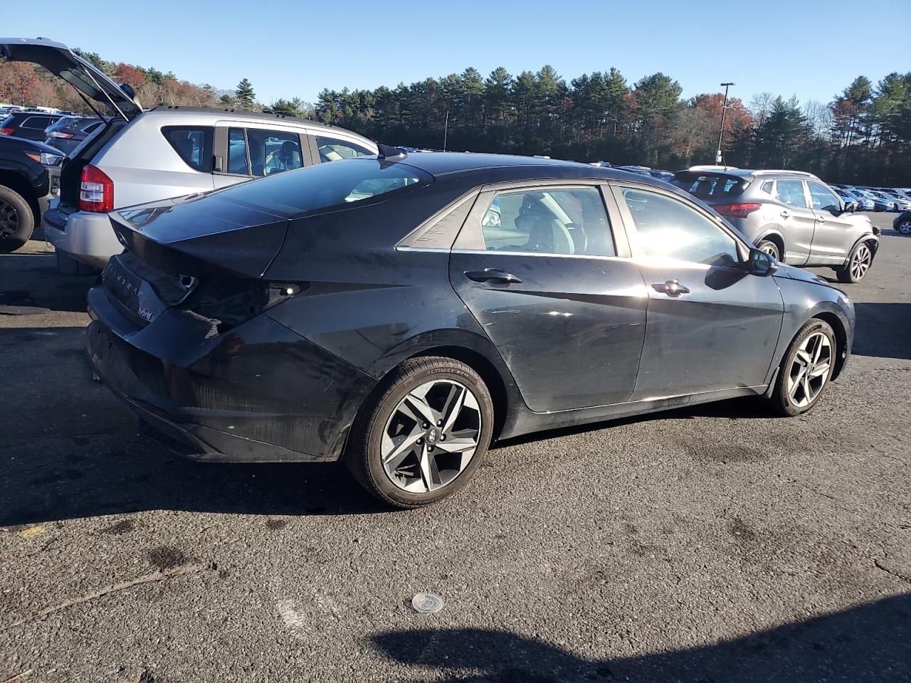 Hyundai ELANTRA Limited Image 3