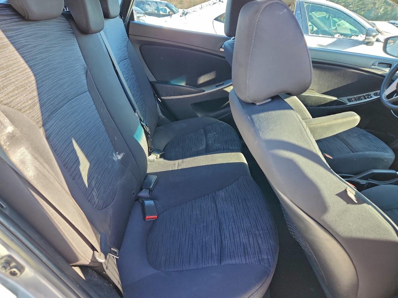 Hyundai ACCENT Se Image 8