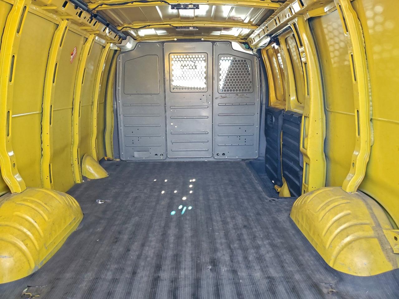 Chevrolet Express Image 12