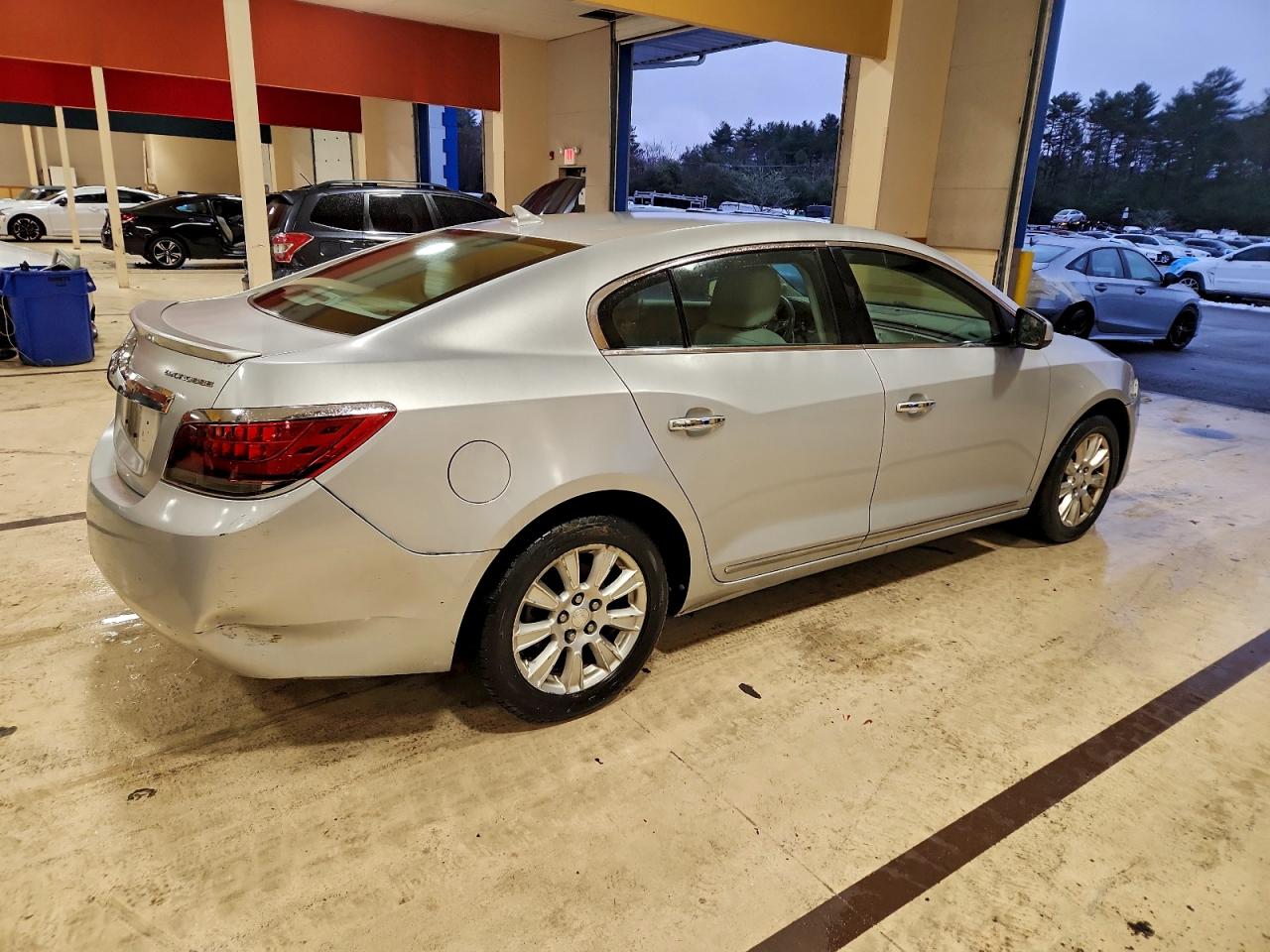 Buick LaCrosse Image 3