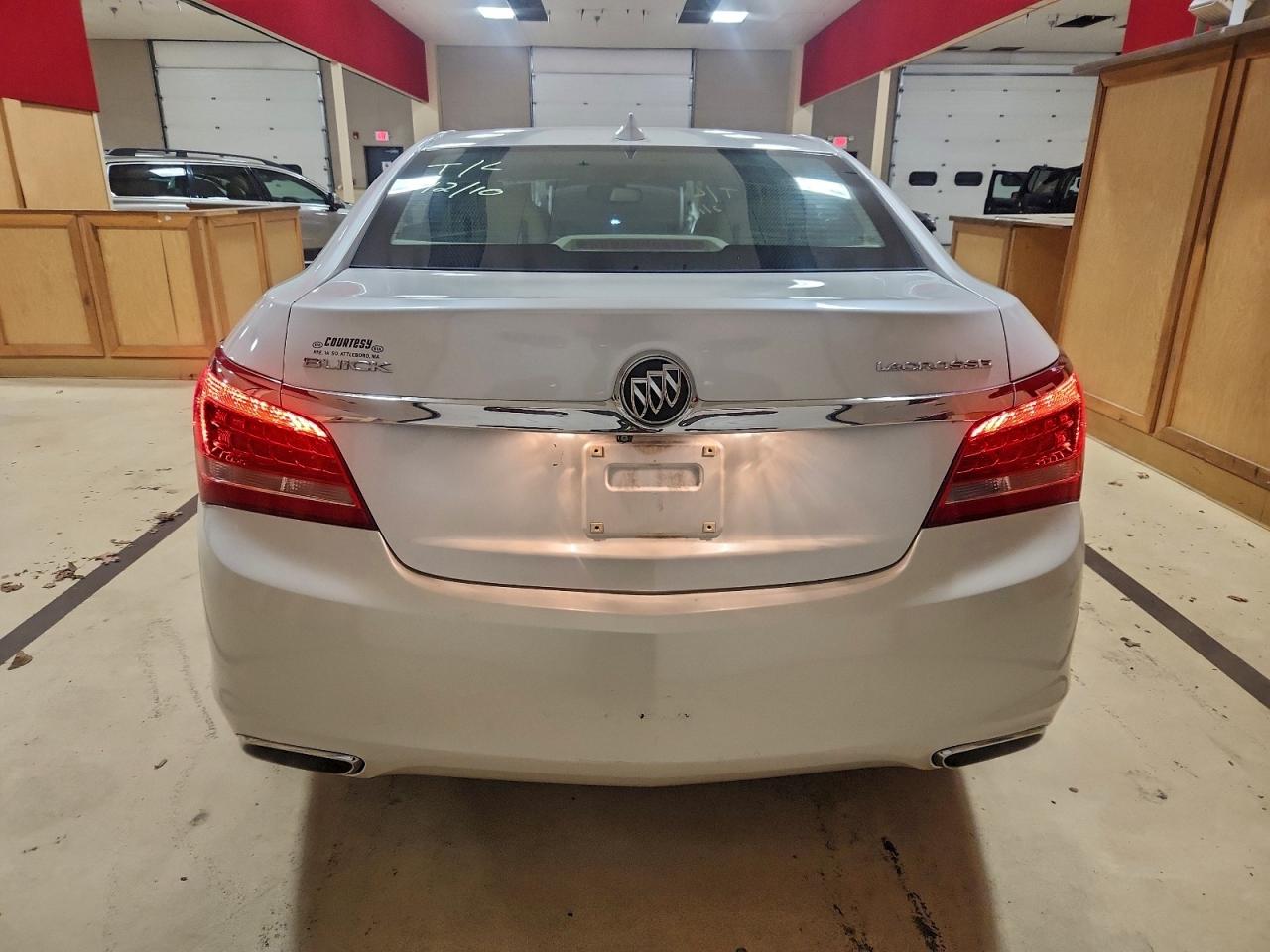 Buick LaCrosse Image 4