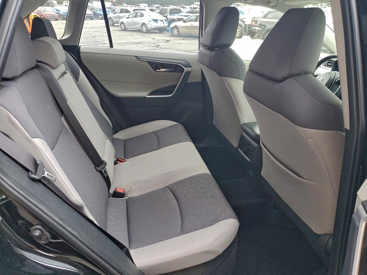 Toyota RAV4 Xle Image 6