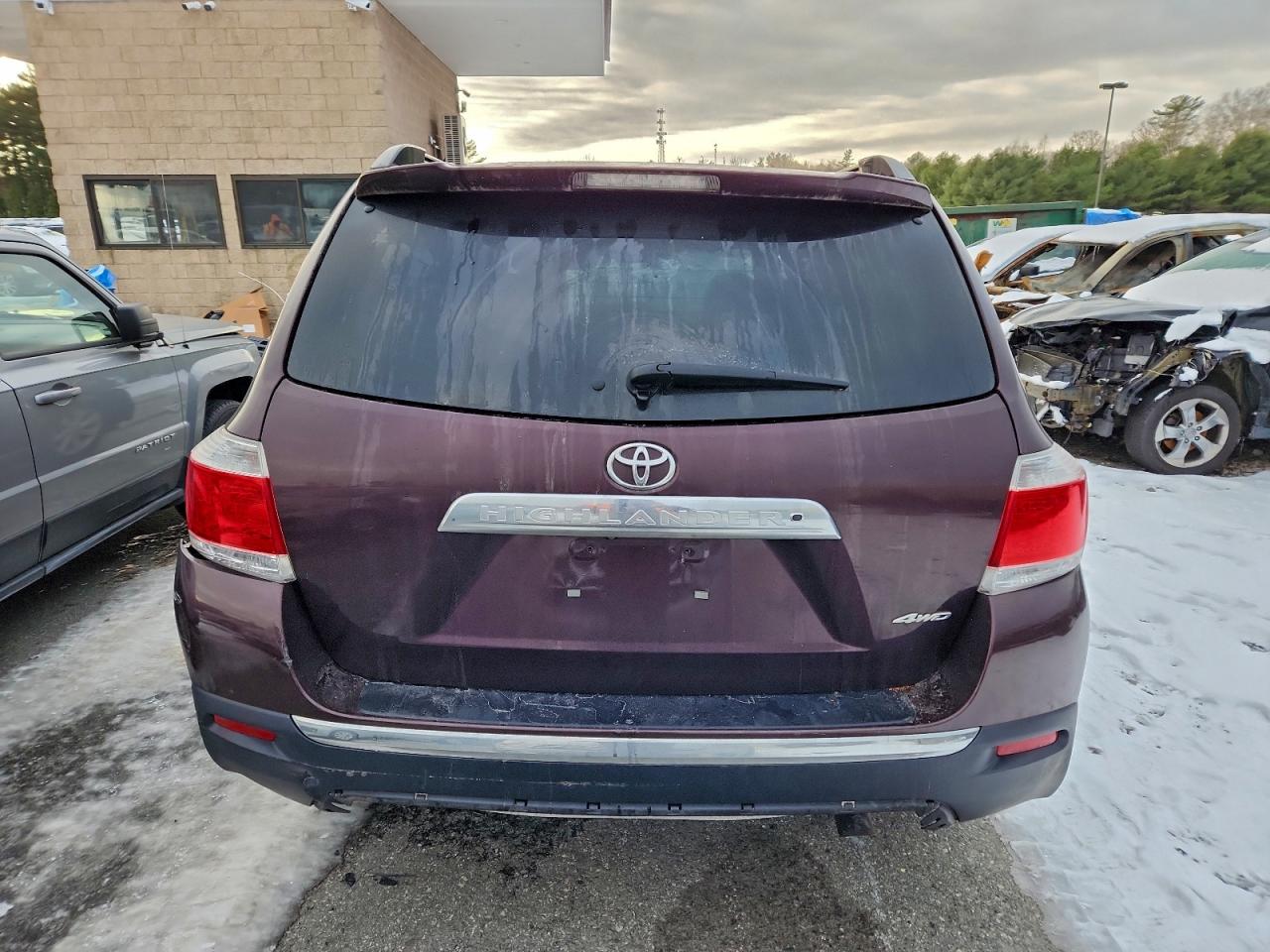 Toyota Highlander Base Image 11
