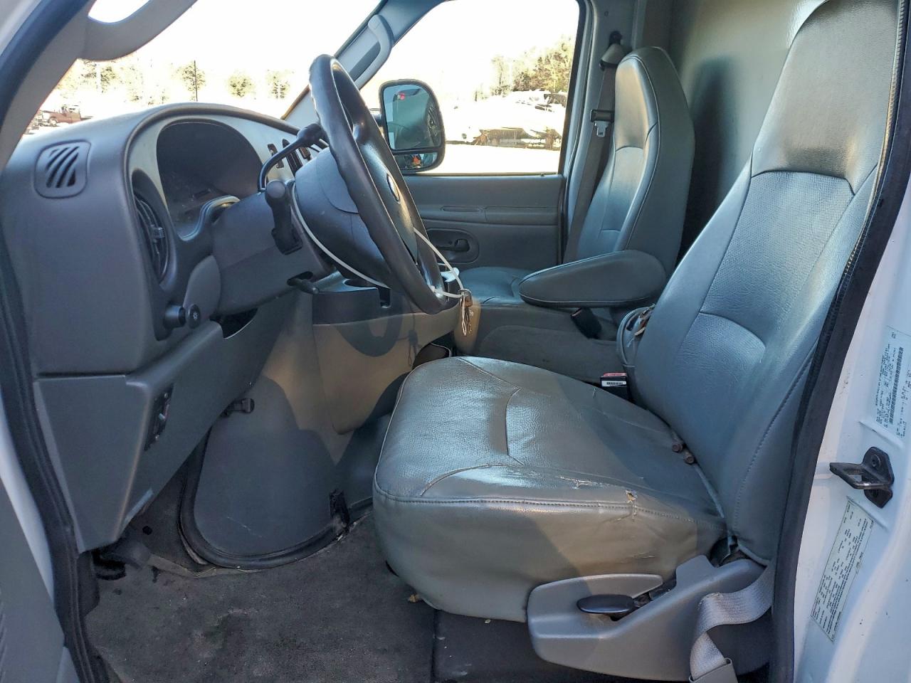 Ford Econoline E350 Super Duty Cutaway Van Image 11