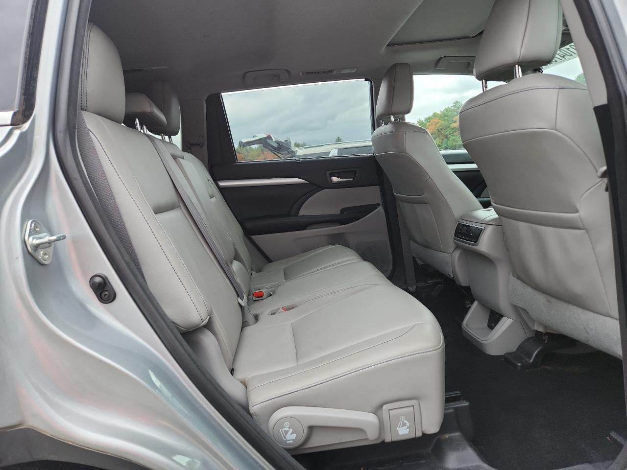 Toyota Highlander Se Image 9