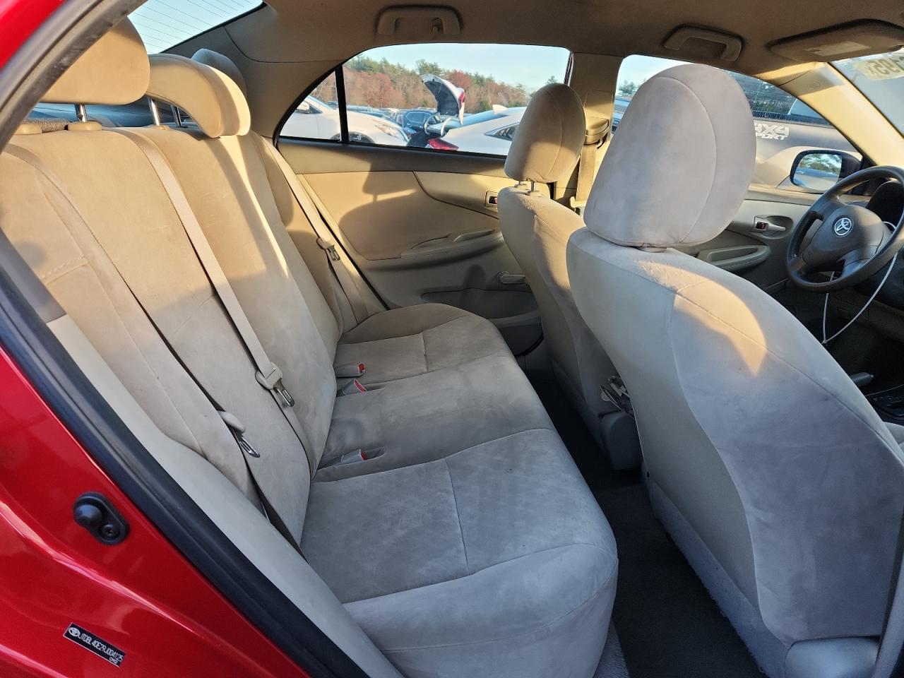 Toyota Corolla Base Image 9