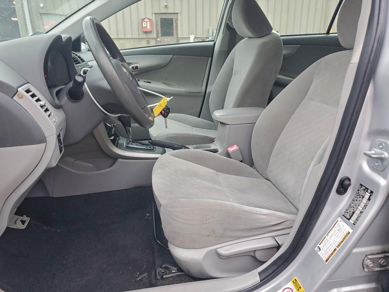 Toyota Corolla Base Image 6